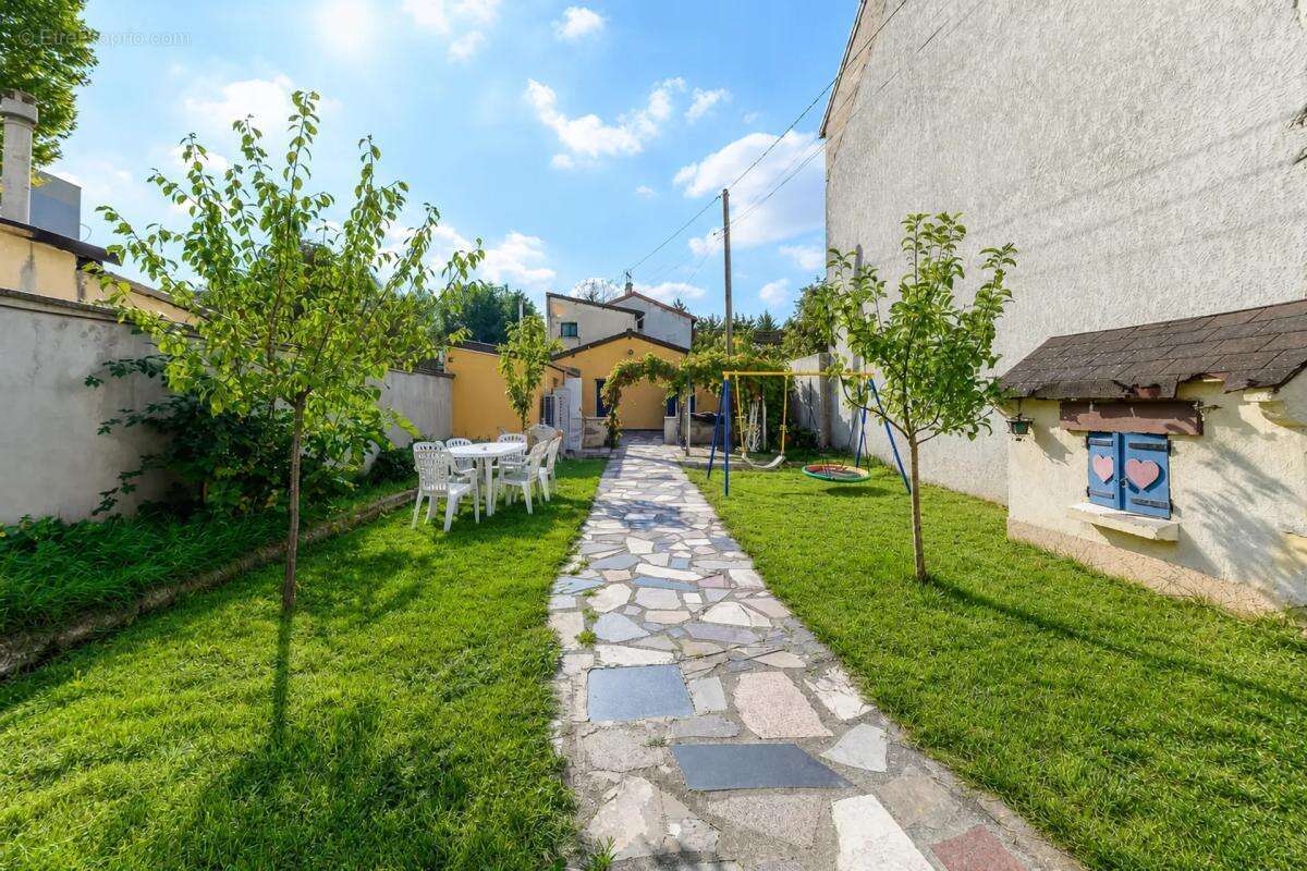 BONDY - Maison familiale 5 pièces avec jardin avec dépendance - photo 13