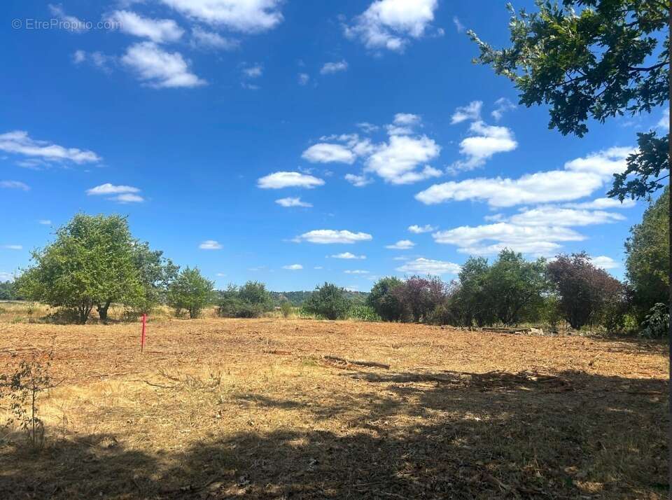 Terrain à ROQUETTES
