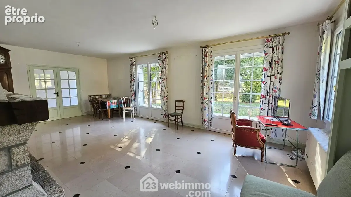Un séjour de 34 m² et son accès à la terrasse.