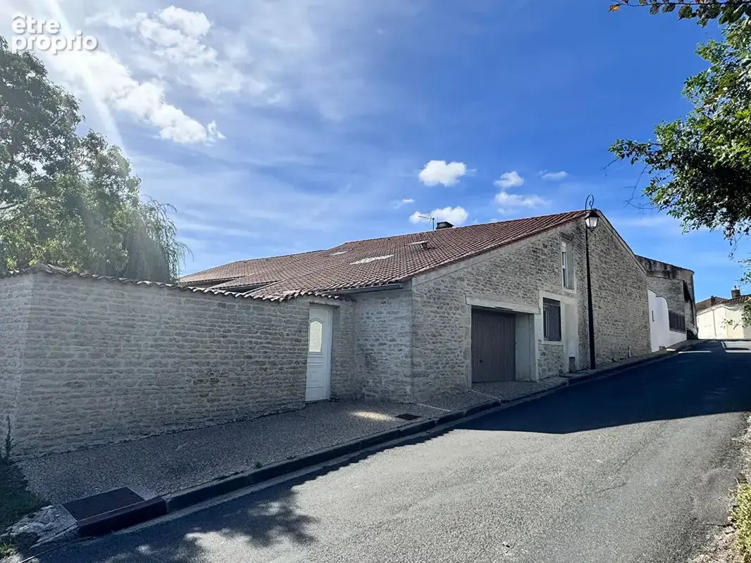 Photo Maison à Genouille au prix de 399 000€