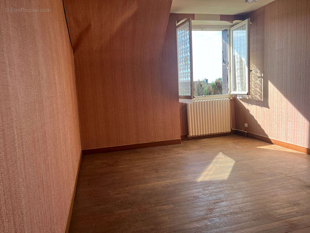 Maison à CHATEAUNEUF-DU-FAOU