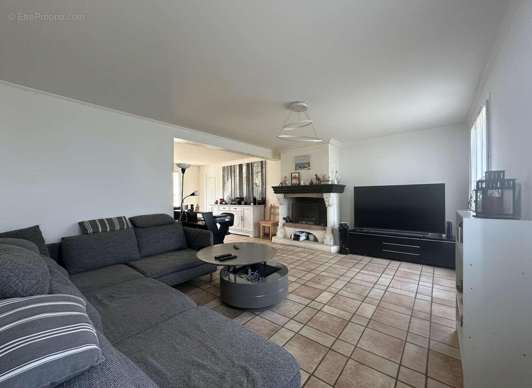 Maison à FONTENAY-LE-VICOMTE