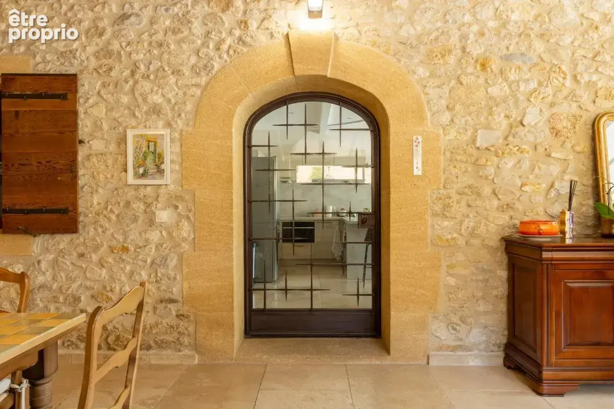 Propriete de caractere en pierres 220 m² sur 5 000 m² à lancon provence - photo 8
