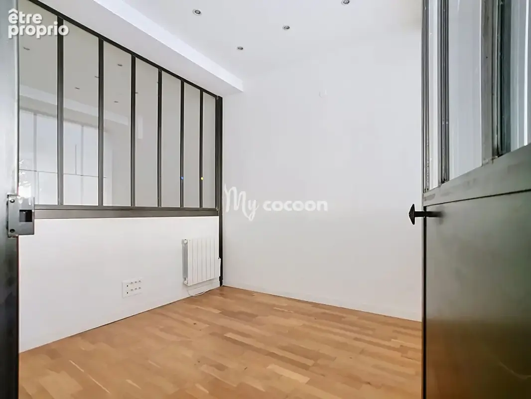 PLACE SAINT LOUIS Local commercial - 60 m² - photo 5