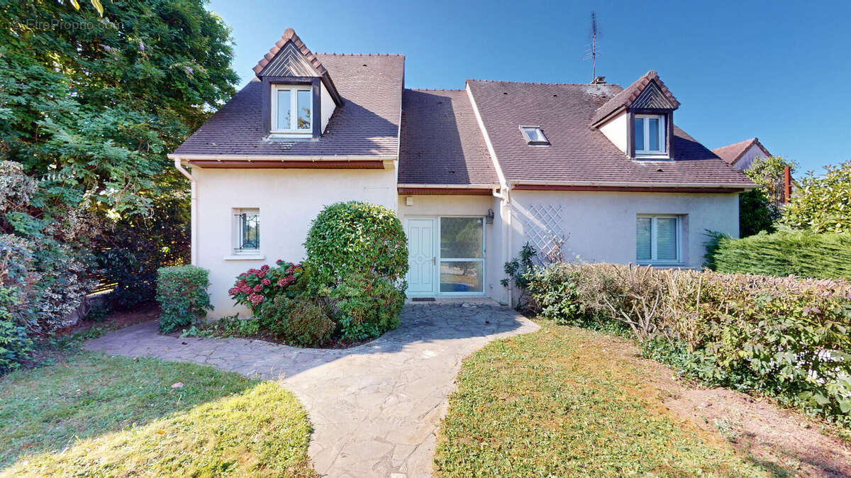 Maison à SAINT-NOM-LA-BRETECHE