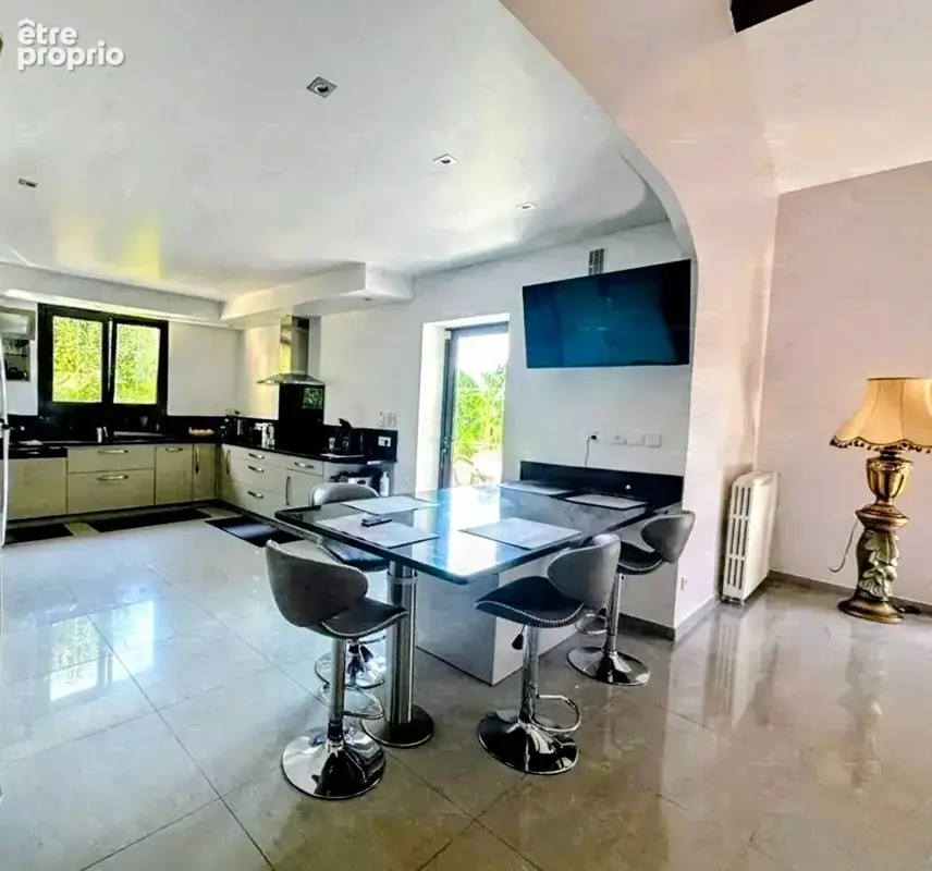 Maison 4 faces sur terrain de 3394 m2 (constructible) avec piscine - photo 9