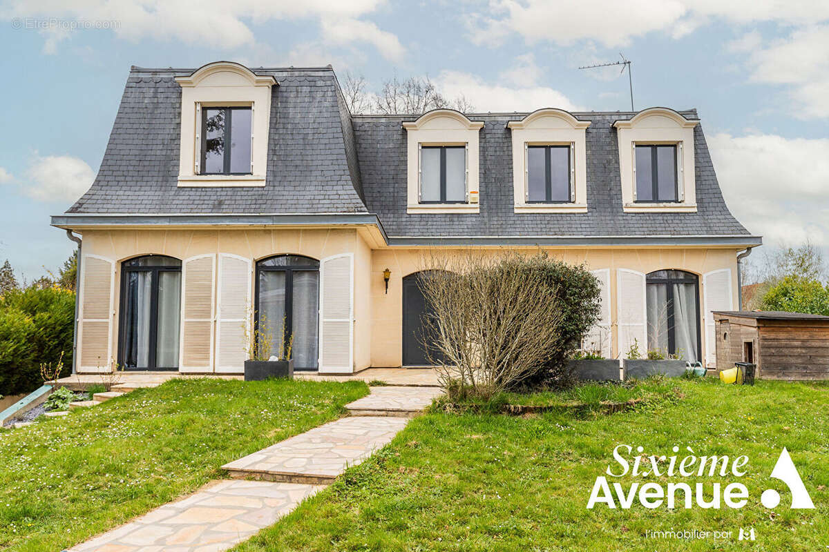 Maison à SAINTE-GENEVIEVE-DES-BOIS