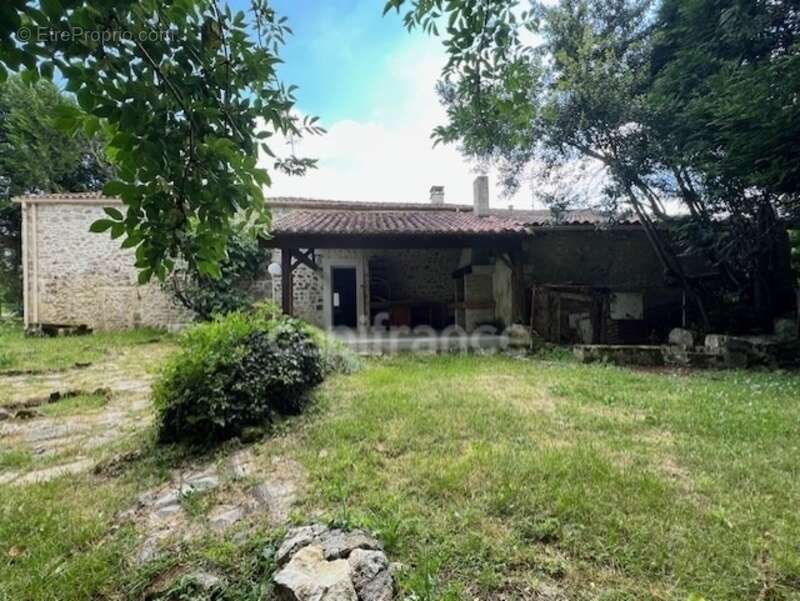 Maison à BUSSAC-SUR-CHARENTE