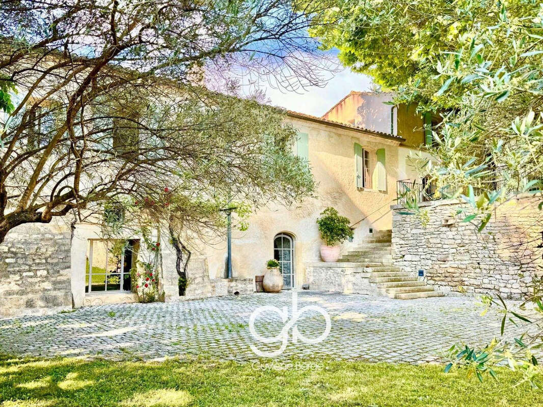 Domaine de prestige du xviiie siècle avec 2,6 hectares entre montpellier, nîmes et uzès - photo 2