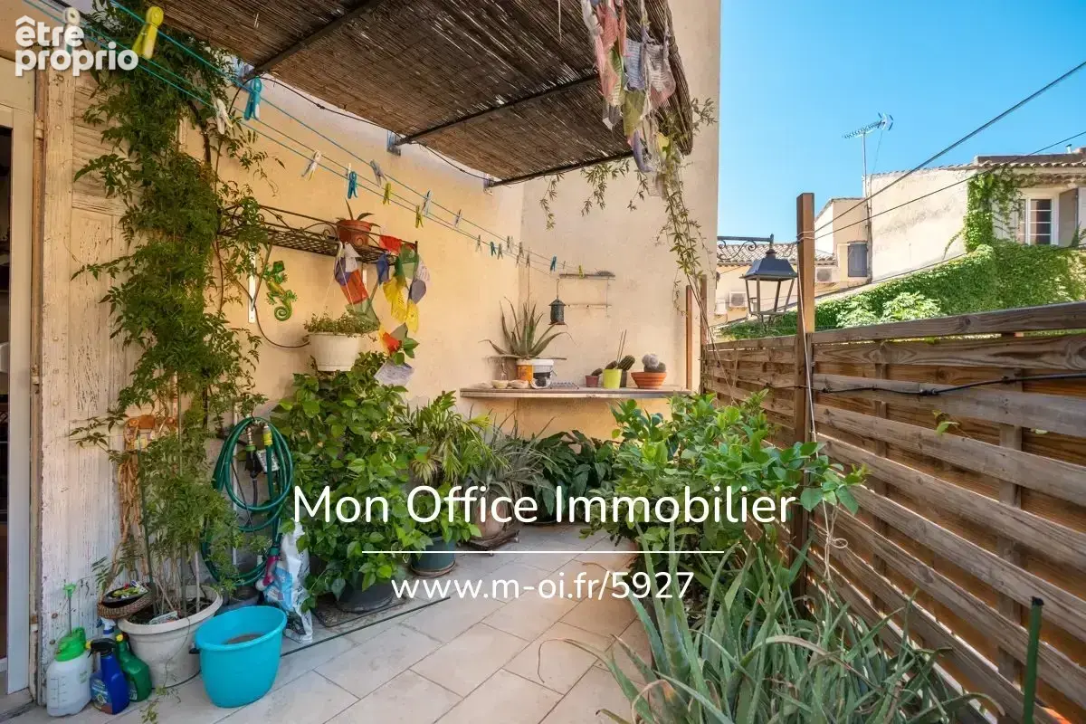 Référence : 7409-SKA - Maison de village avec une terrasse, deux garages et deux caves - photo 1