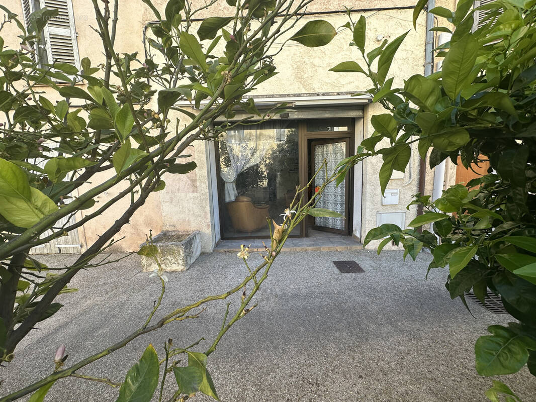 Appartement à SOLLIES-PONT