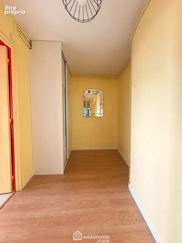 L'entrée distribue ...