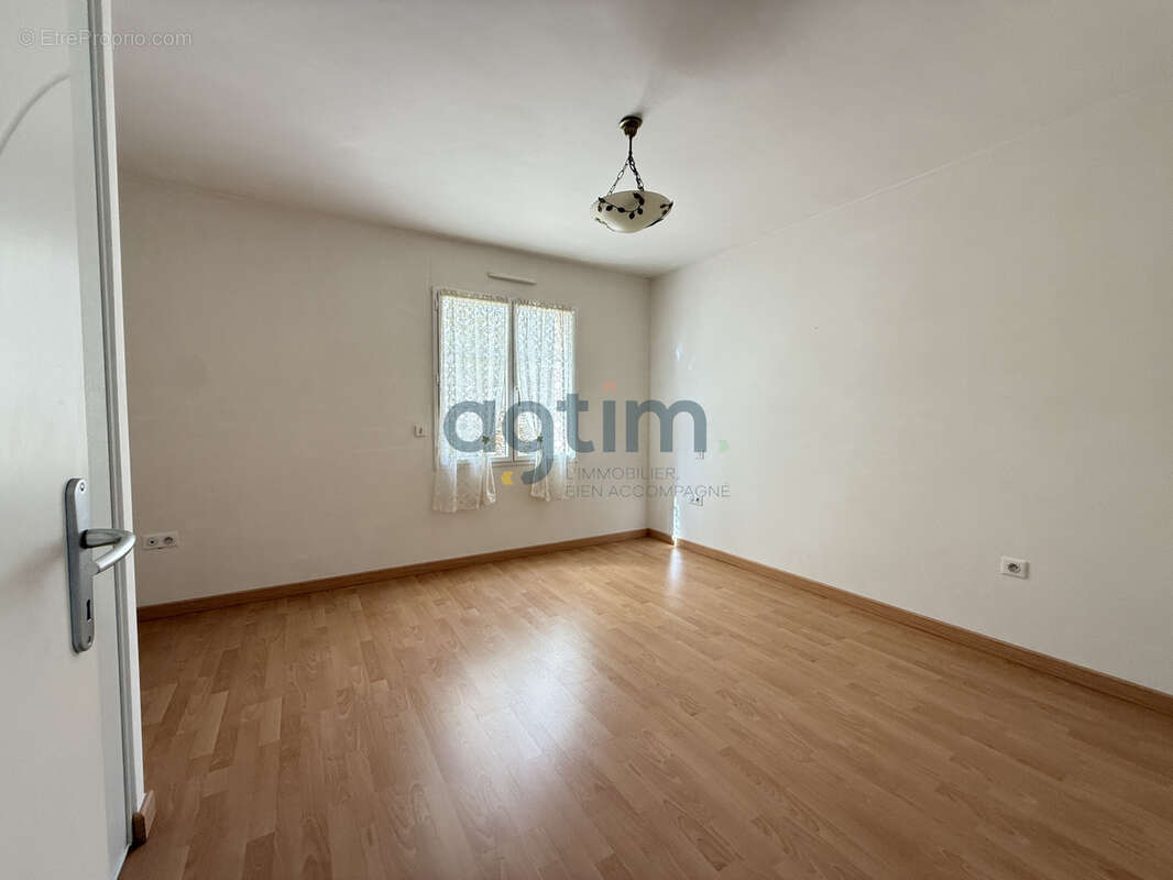 MONTAIGU, Centre, en lotissement: Maison de plain pied, 93m2 habitables, 2 chambres, garage, terrain clos - photo 16