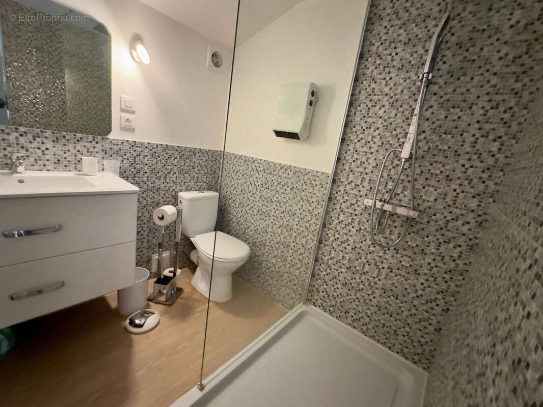 chambre étage sd'eau wc - Maison à VIC-FEZENSAC