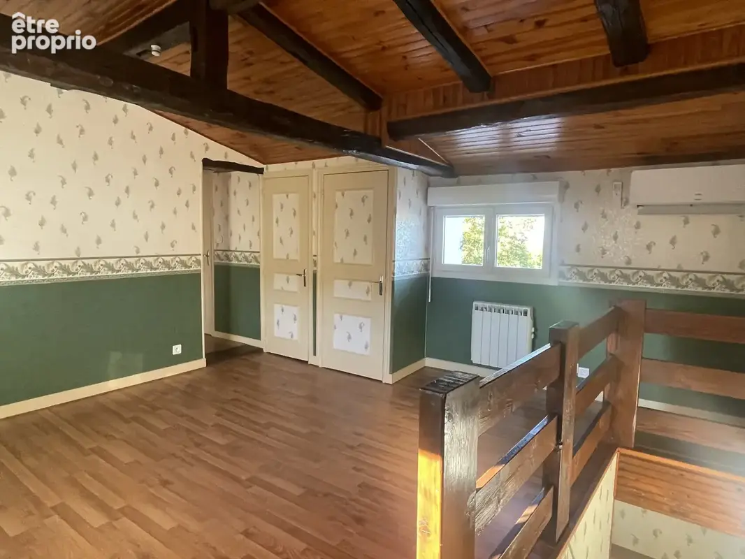 Maison de bourg avec terrain et dependances - photo 12