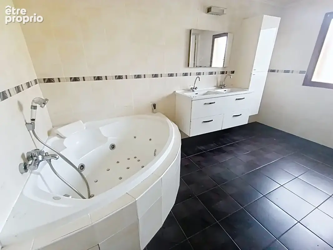 LIVRY-GARGAN limite Pavillons, Maison 126 m², 4 chambres, 4 stationnements + atelier - photo 10