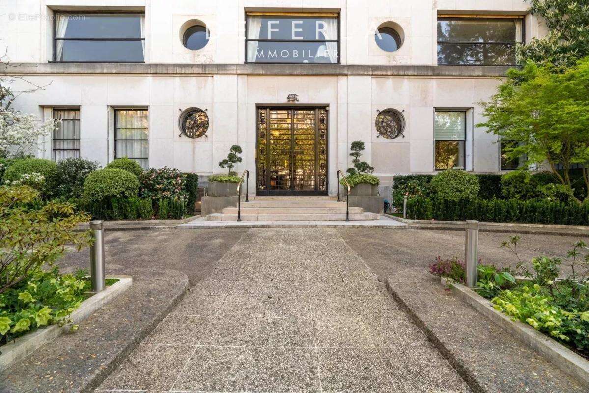 Appartement à PARIS-16E
