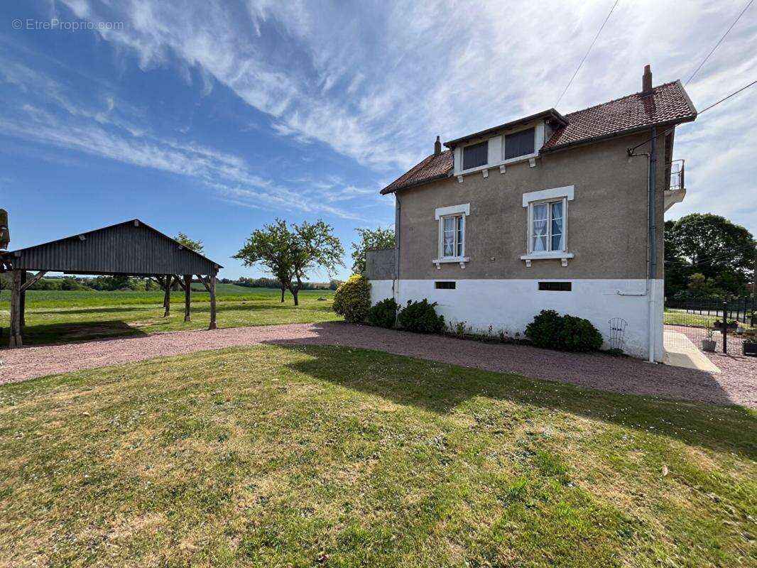 Maison à LUCAY-LE-MALE