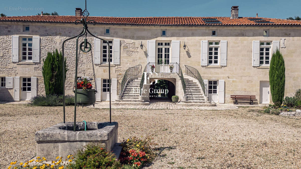 A vendre magnifique logis charentais proche de cognac - 410 m2 - 10 pièces - photo 4