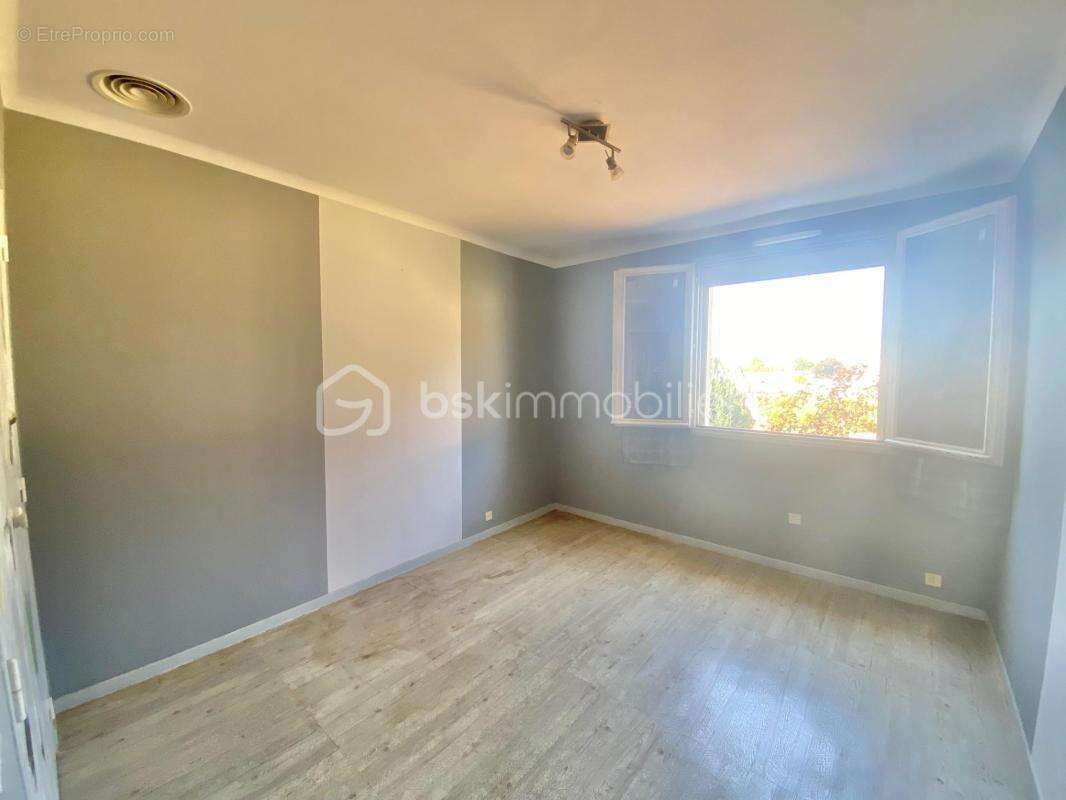 Maison familiale de 112 m² sur terrain constructible de 1 756 m² avec piscine et hangar - photo 7