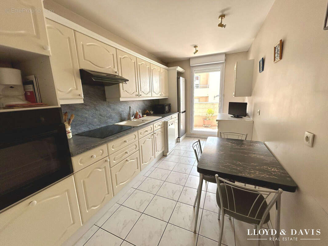 CUSINE INDEPENDANTE - Appartement à MARSEILLE-5E