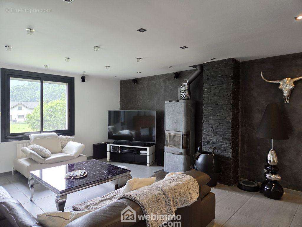 Elle dispose d&#039;une lumineuse et spacieuse pièce de vie de 64m². - Maison à ALBERTVILLE