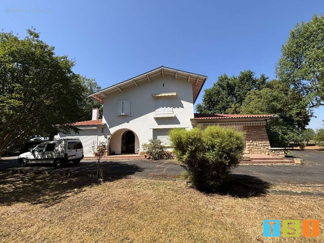 Maison de caractère de plus de 220 m² avec piscine et parc arboré de 6 725 m² - photo 11