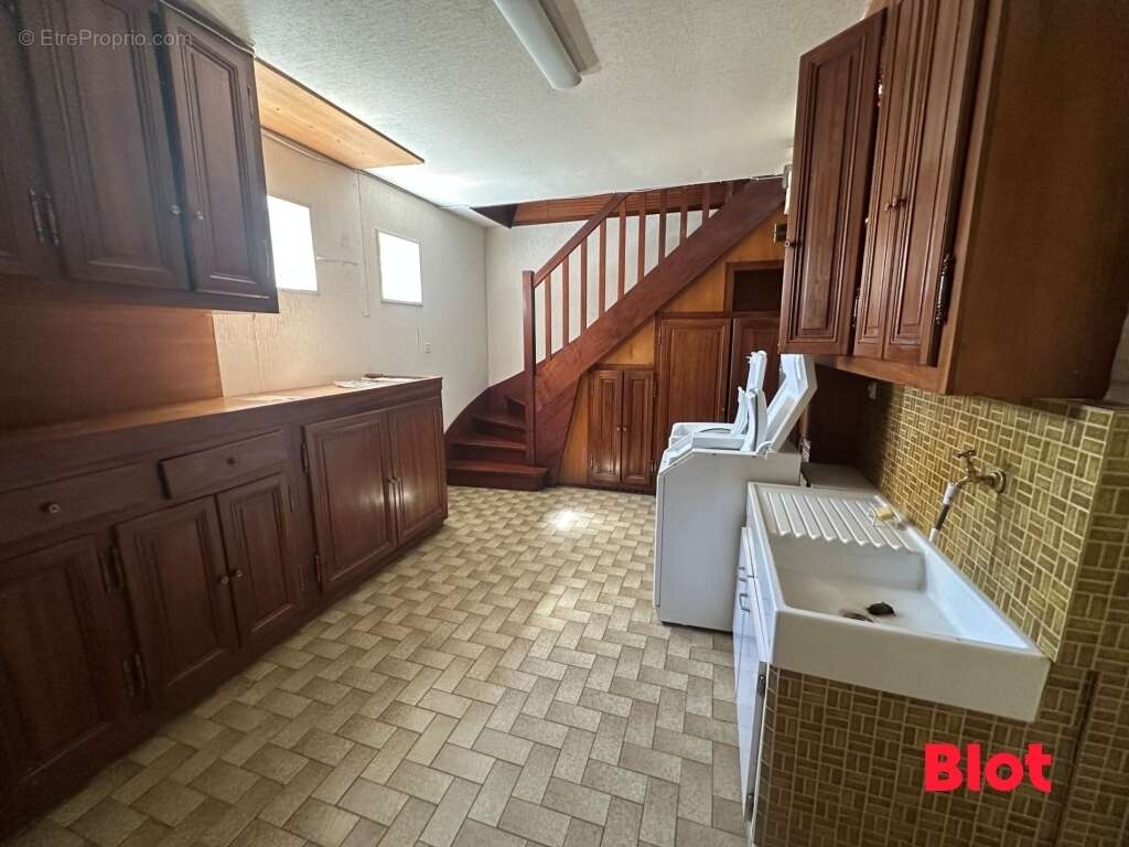 Maison 162 m² à Saint-Ave  - photo 8