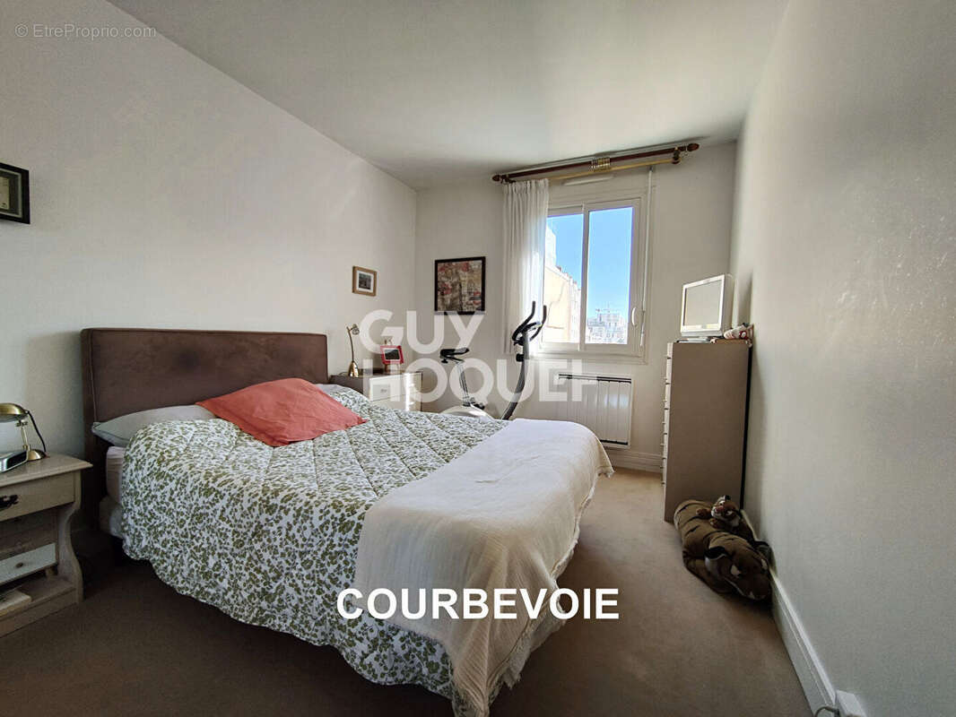Appartement à COURBEVOIE