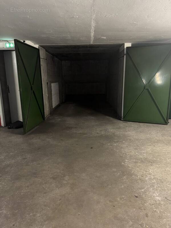 Parking à PARIS-17E