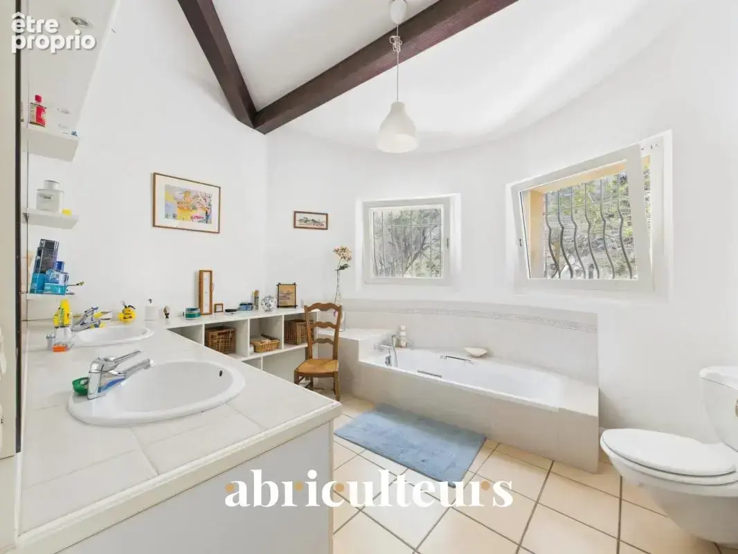 Maison d’architecte de 257 m² avec piscine et jardin arboré de 4 000 m² en vente à Ventabren (13122) - photo 20