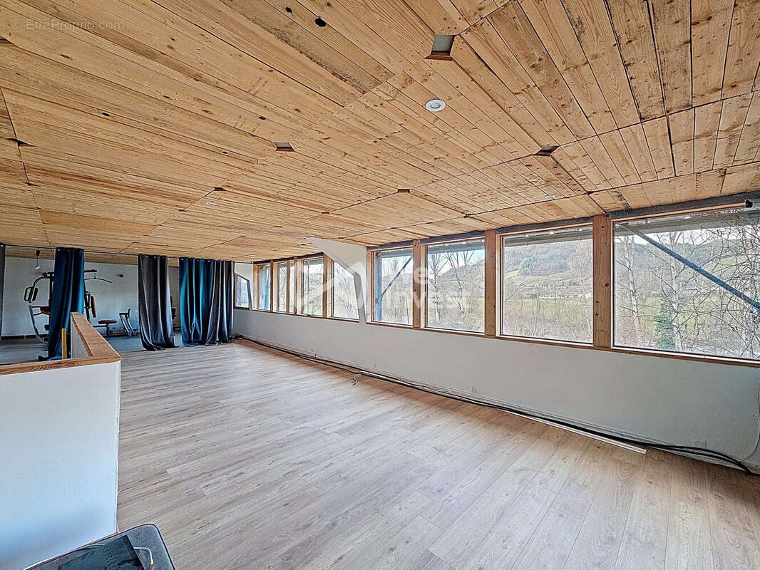 Commerce à SAINTE-EULALIE-D'OLT