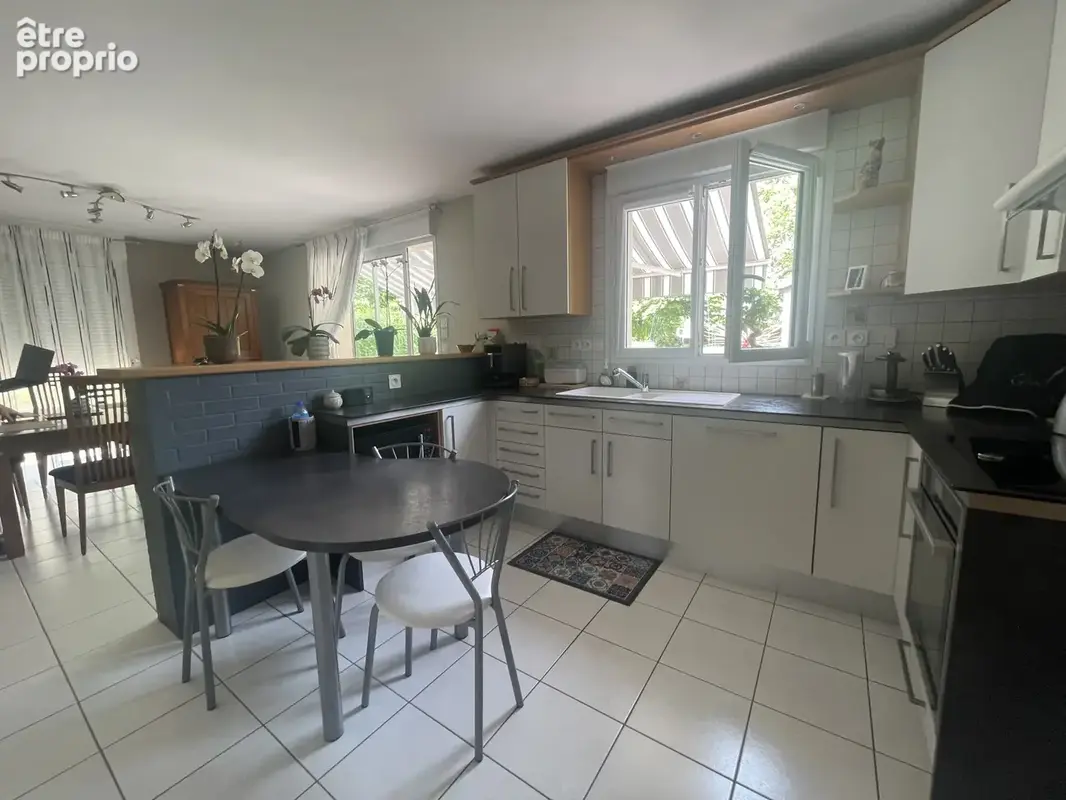 Très Beau pavillon familial , en impasse à LAVAL, proche commerces et transports - photo 3
