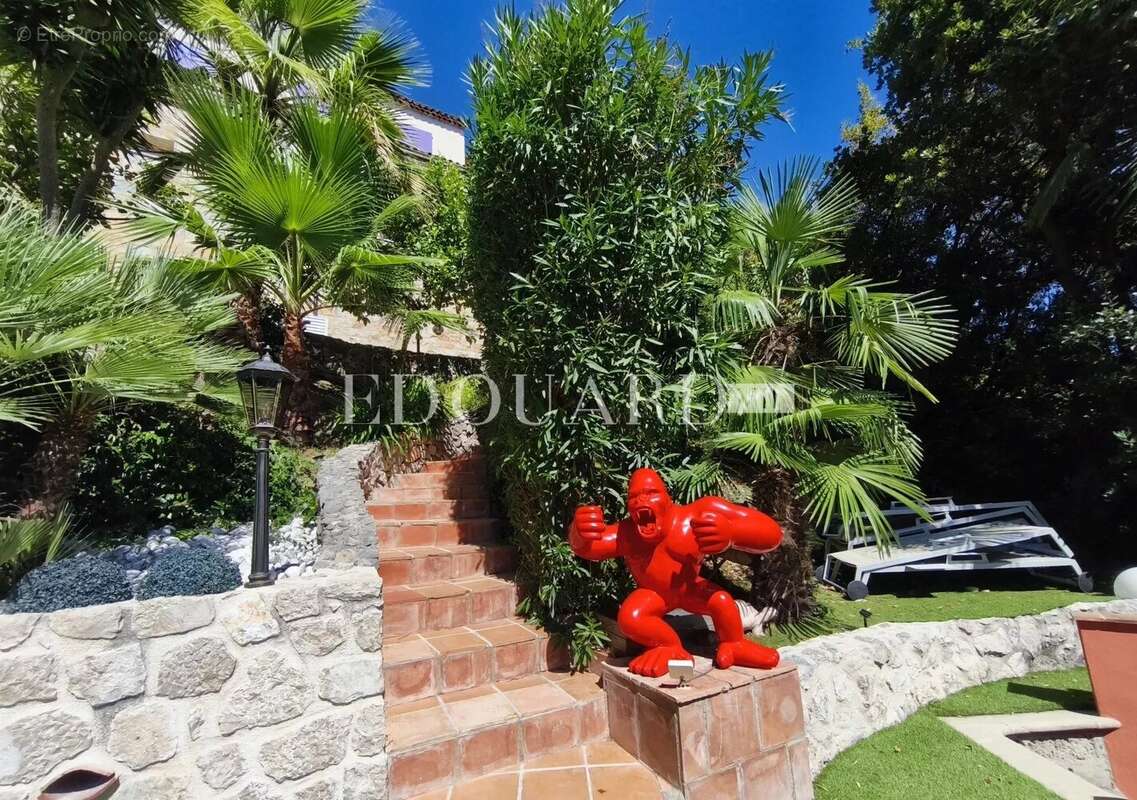 Splendide propriété de 300 m² en excellent état avec home cinéma, superbe piscine et pool house - photo 28