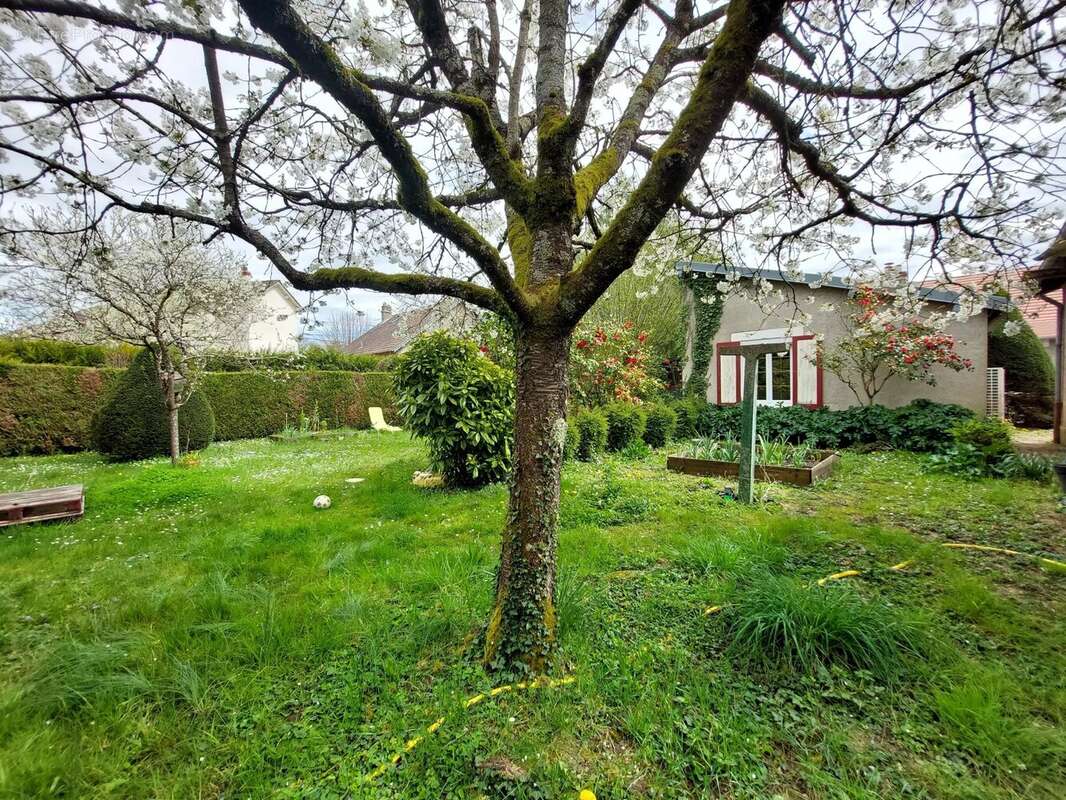 Maison à LA CHAUSSEE-SAINT-VICTOR