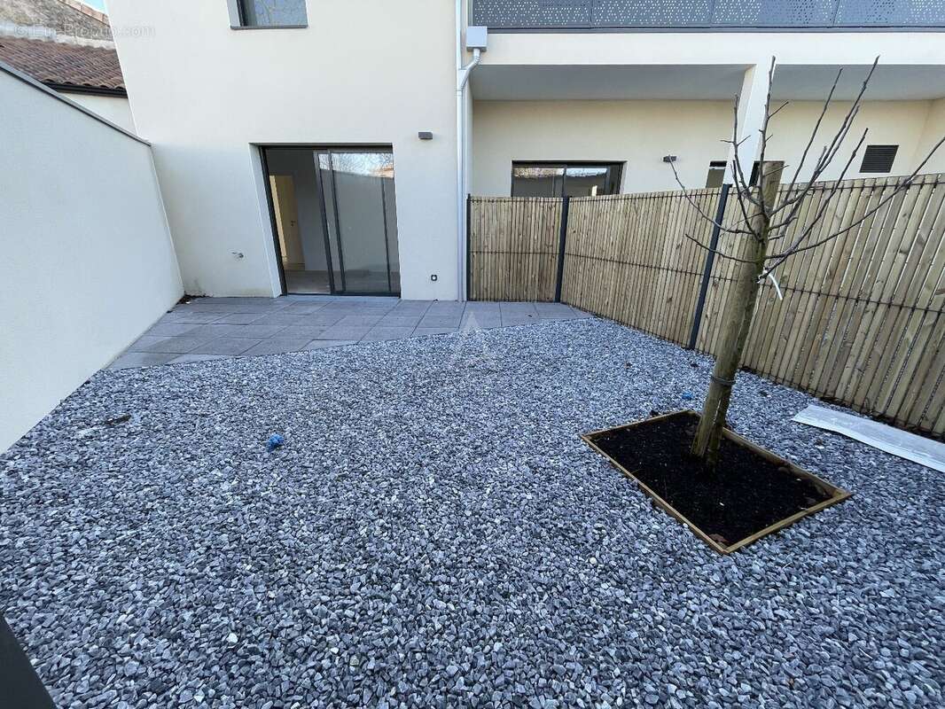 Appartement à LES LANDES-GENUSSON