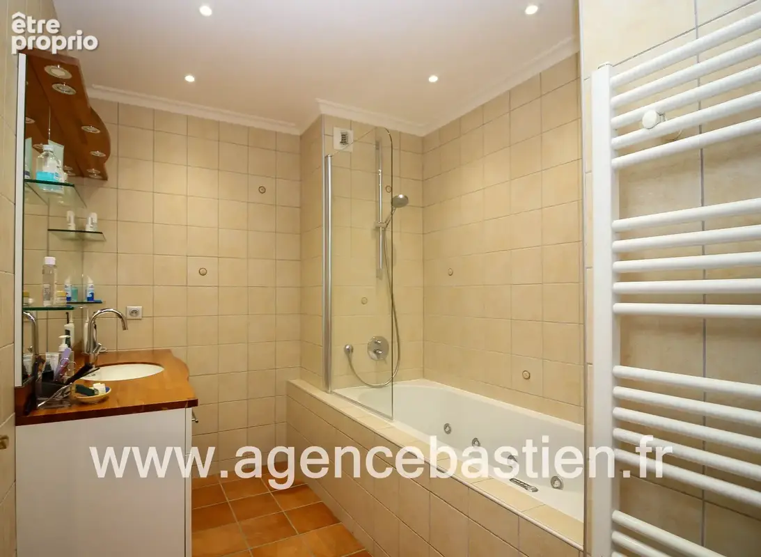 Divonne-les-bains   t4 duplex dernier étage   2 terrasses   2 garages   790 000 € - photo 10