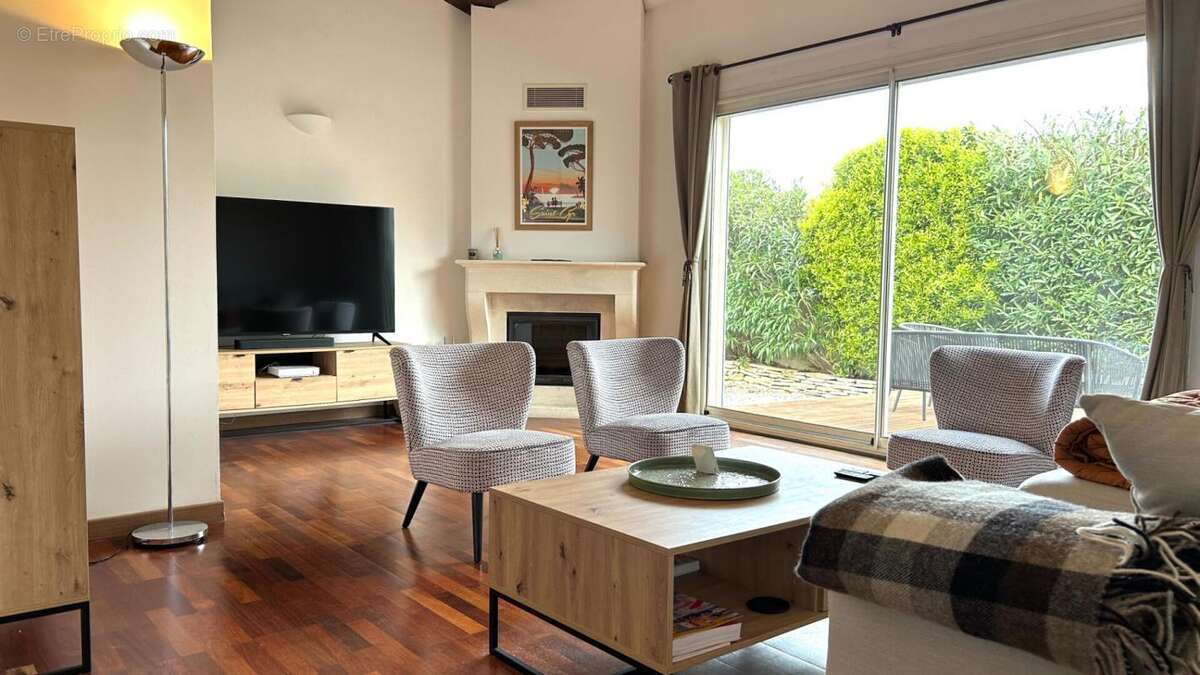 Maison à SAINT-CYR-SUR-MER