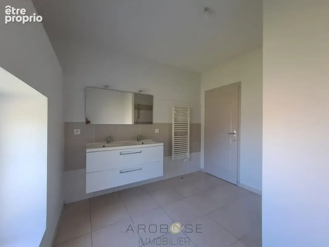 Maison rénovée avec 3 chambres, garage et jardin clos - photo 12