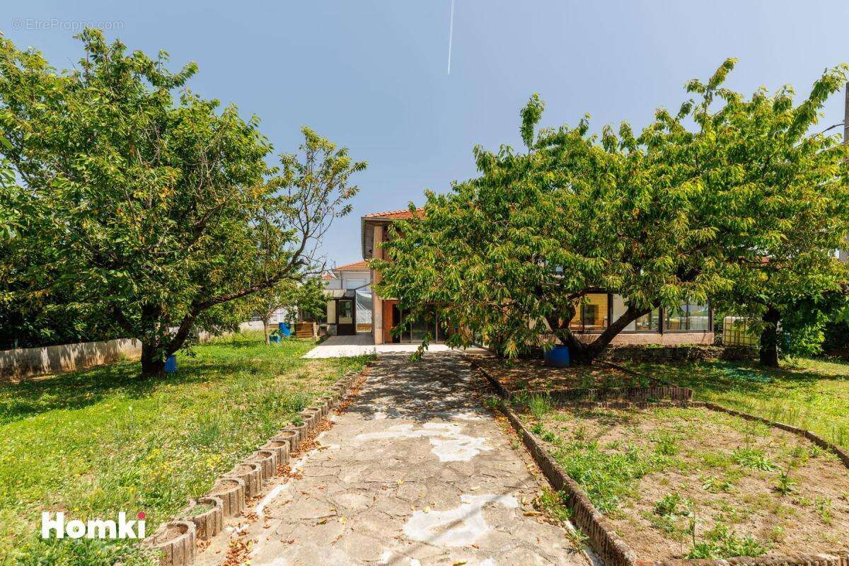MIONS – Maison familiale de 158 m² avec véranda de 28 m² sur terrain de 777 m² - photo 3
