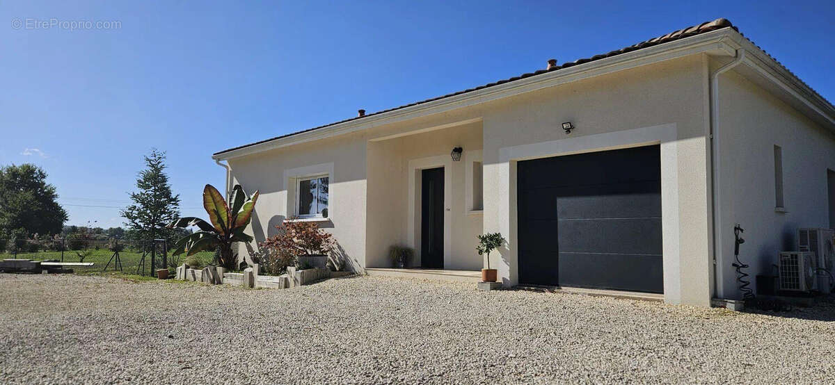 Maison à COURS-DE-PILE