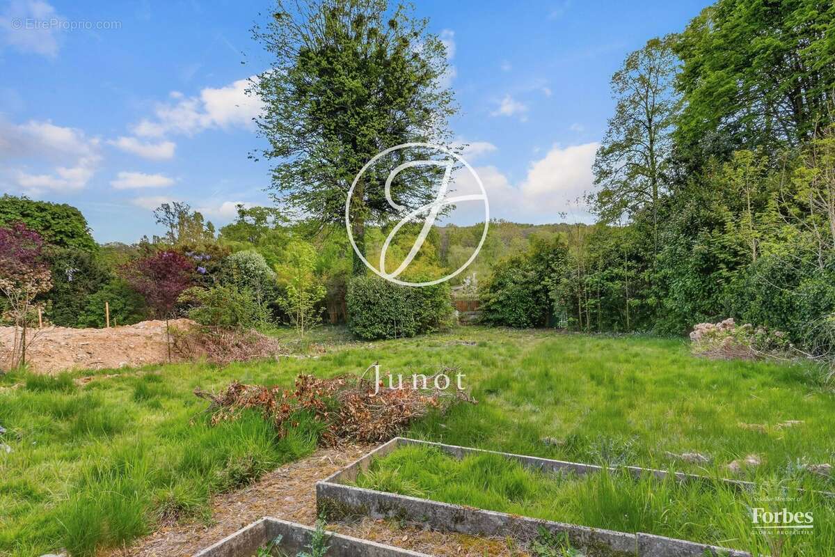 Terrain à VILLE-D'AVRAY