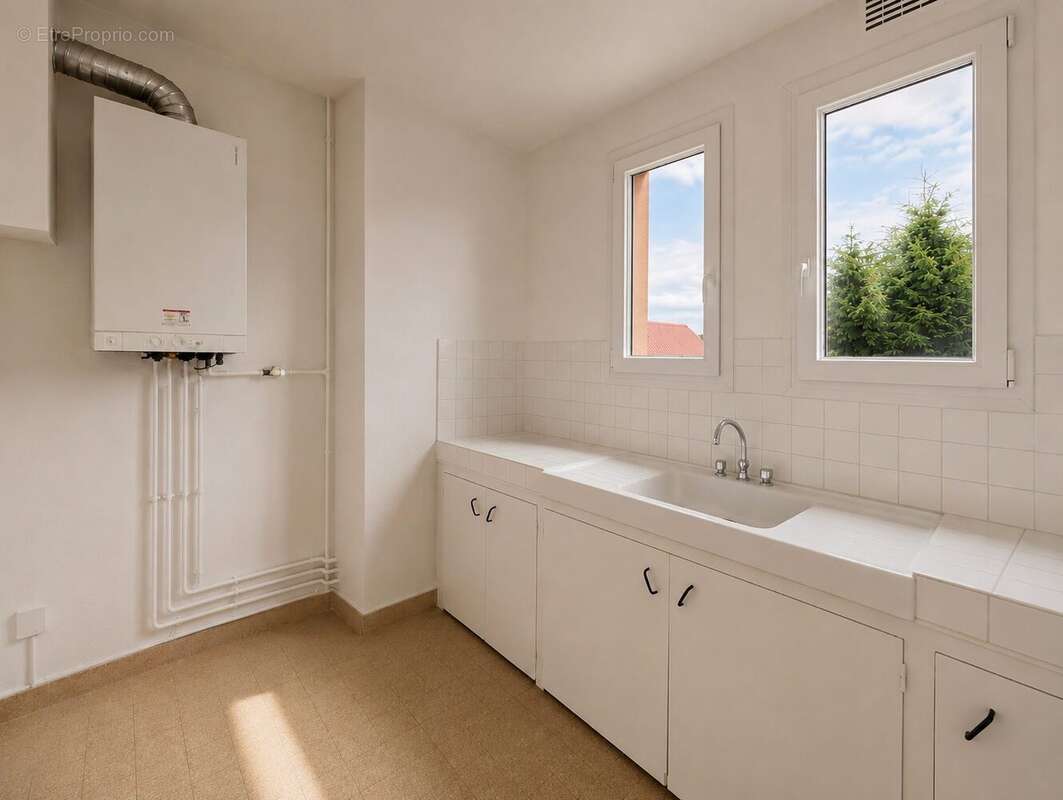 Cuisine indépendante aménagée Une cuisine fonctionnelle et lumineuse, idéale pour laisser libre cours à vos envies d'aménagement. - Appartement à LOUVIERS