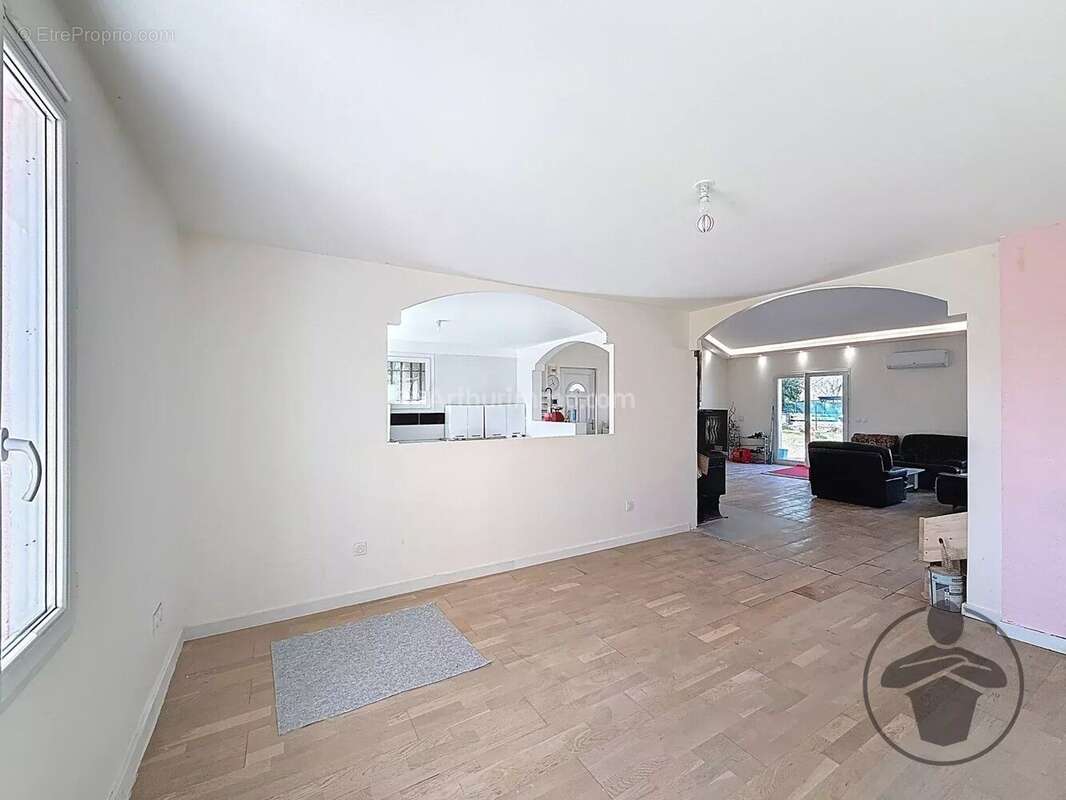 Maison à LA ROCHE-CHALAIS