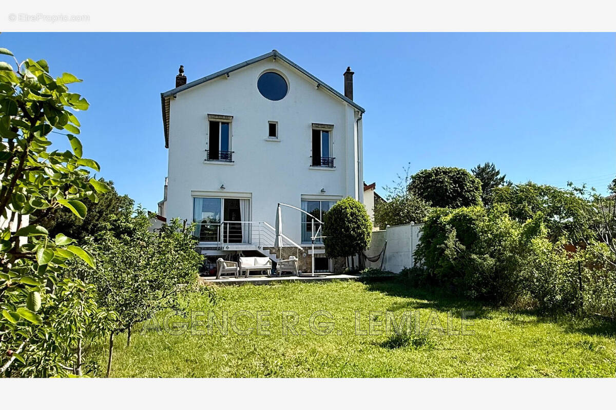 Maison à LE MESNIL-LE-ROI