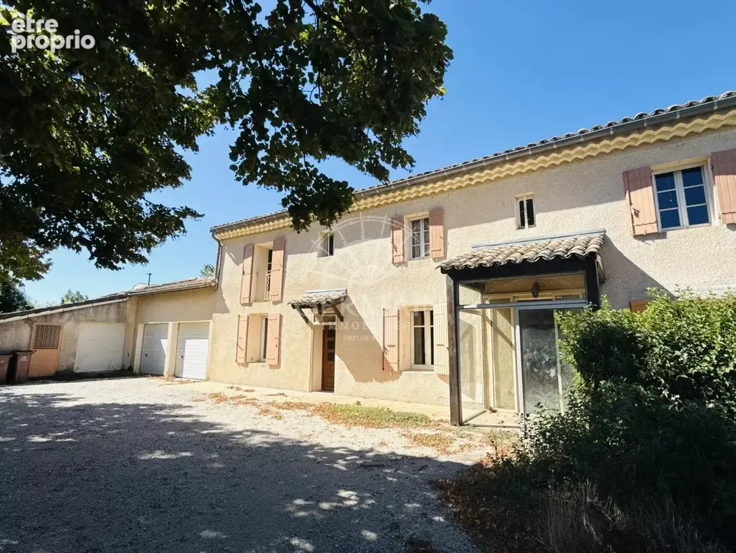 Le Thor, à vendre, mas à rafraîchir avec double garage et dépendance sur environ 1600 m² de terrain. - photo 3