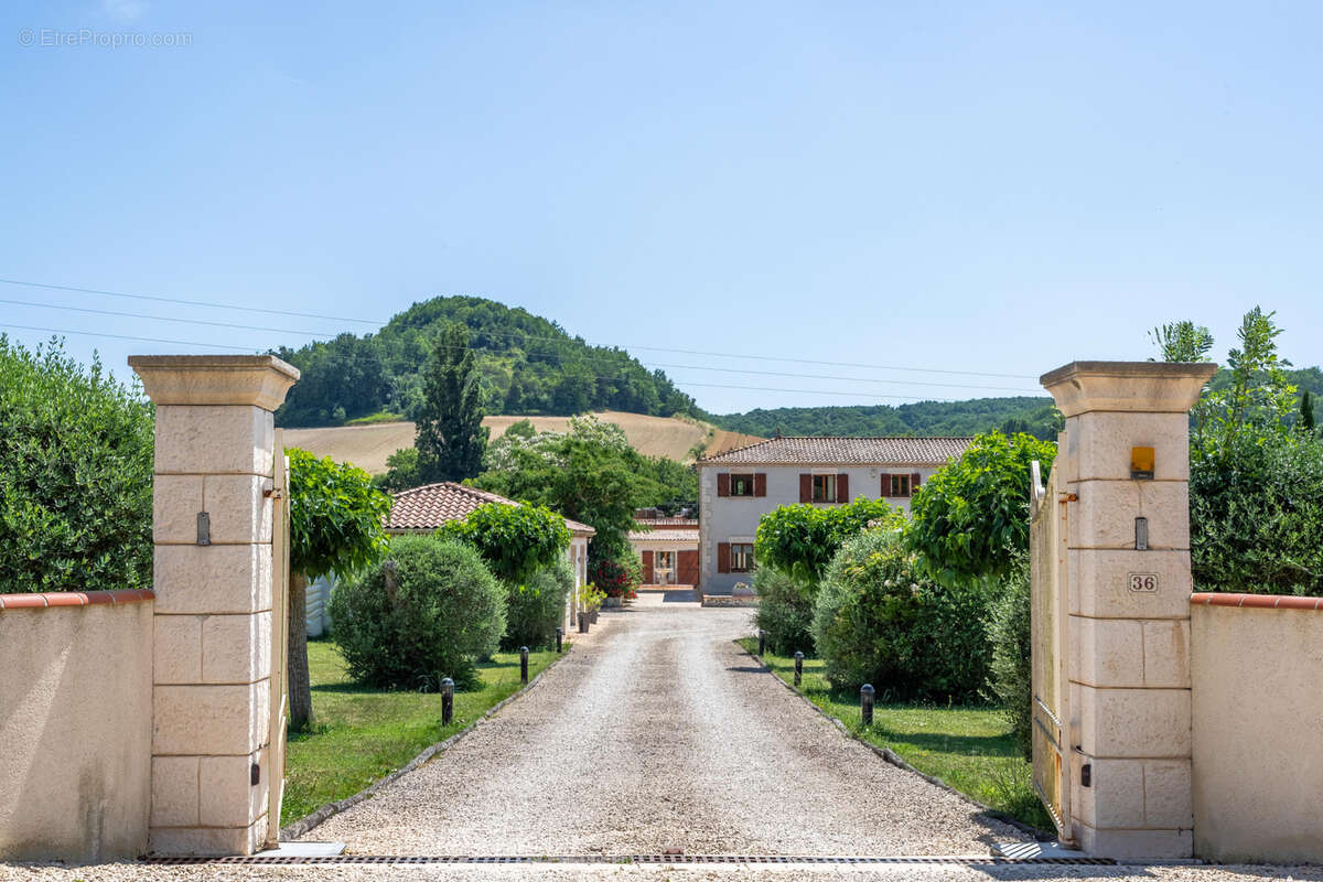Stunning country property with guest annexes, garaging, pool and land - photo 3