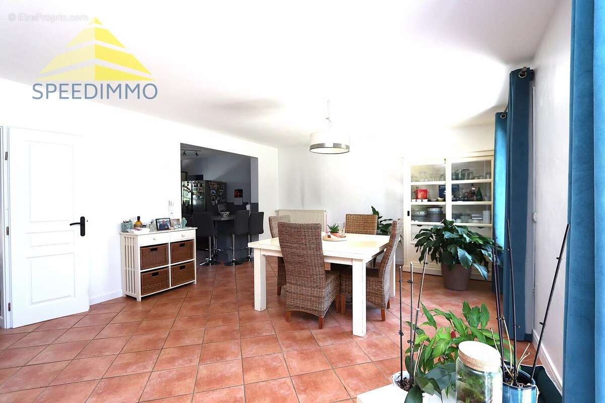 Maison à MANDRES-LES-ROSES