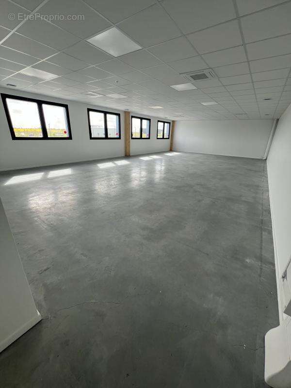 Commerce 97 m² à Douvres-La-Delivrande  - photo 3