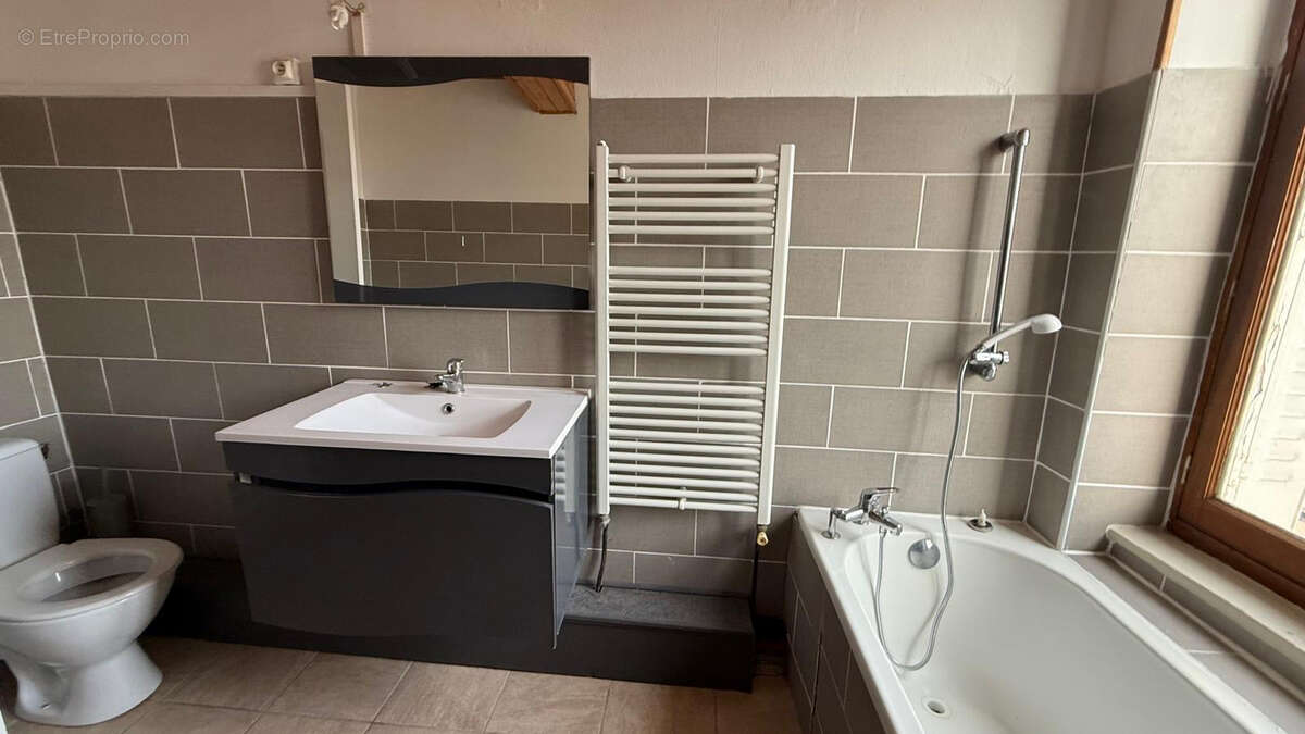 Appartement à CHAZELLES-SUR-LYON
